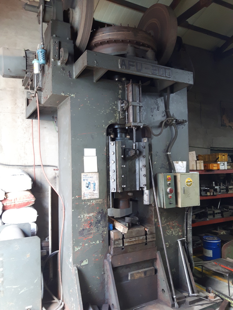 후렉션  200톤국일프레스  150톤한일프레스입니다